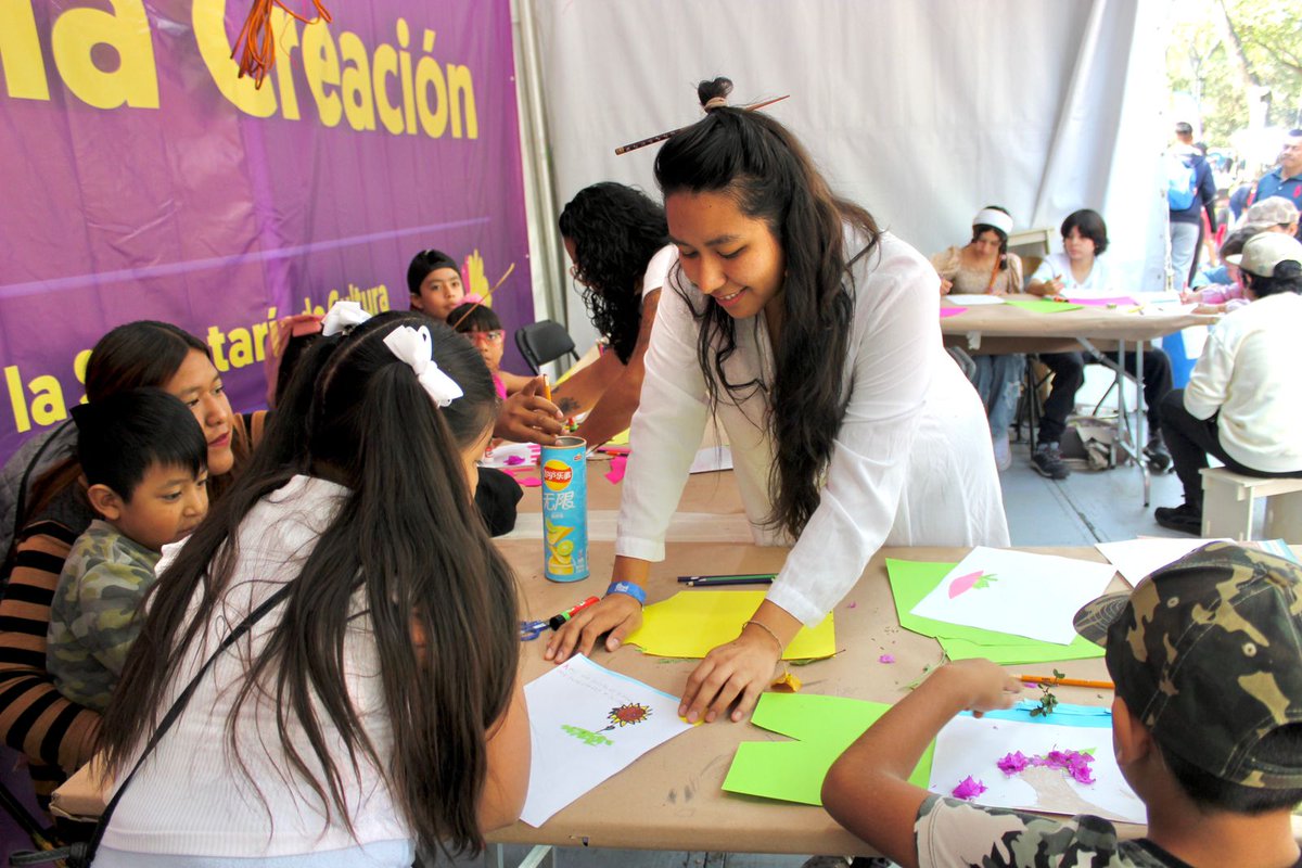 SistemaCreacion's tweet photo. En la @FILIJCDMX, la escritora María Villa (PECDA Estado de México) impartió el taller de escritura "Mi árbol, mi historia".

@cultura_mx  @FCEMexico https://t.co/uq8ZaxqAel