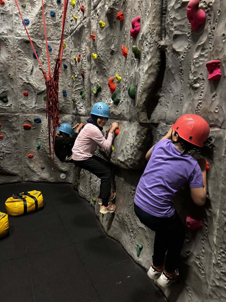 Pupils from <a href="/ibroxPS/">Ibrox Primary School & NC 🦡</a> #ibroxBV24 were back out today.  We went over to the ropes course &amp; then smugglers gorge.  In the afternoon a spot of indoor climbing.  Good enthusiasim again by all today 😎👍.  #GlasgowCityCouncil <a href="/BlairvadachOEC/">Blairvadach Outdoor Education Centre - Glasgow</a>