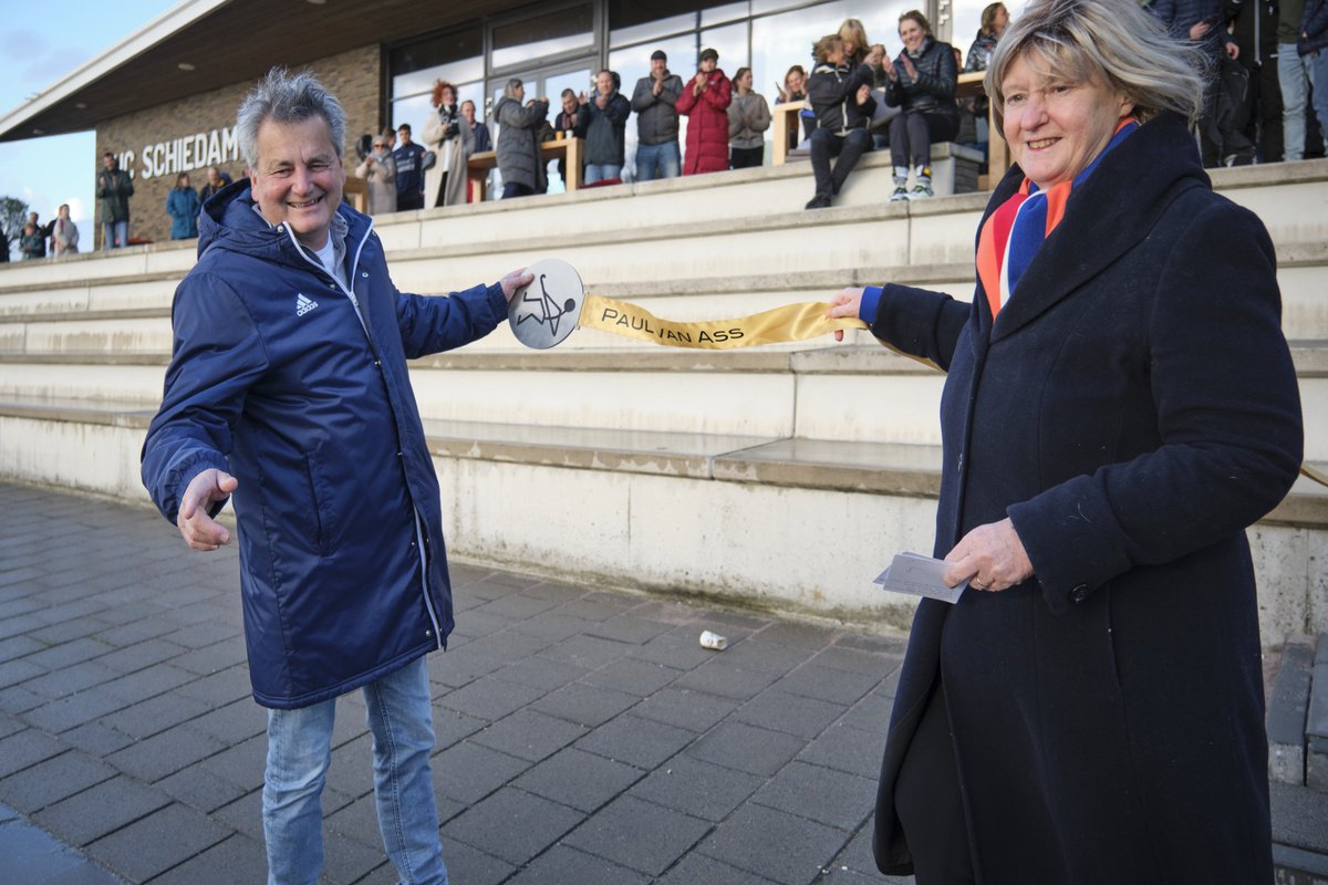 Hockeybondscoach Paul van Ass ontving vanmiddag uit handen van wethouder Antoinette Laan niet alleen een medaille in de Erecirkel Sporters, maar ook een M.C.M. de Groot-speld. Daarmee eert de gemeente hem voor de gouden medaille op de Olympische Spelen.
bit.ly/4fu1Vax