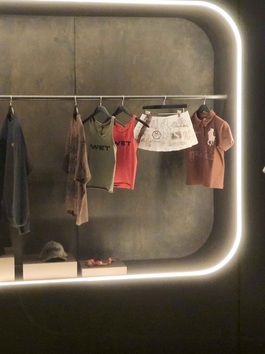 yzyjohnny tweet media