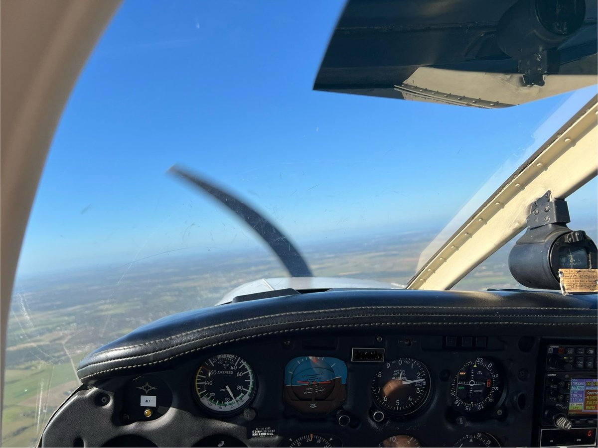 c_noodlezz's tweet photo. I luv flying :3 https://t.co/hQQGsZfmv1