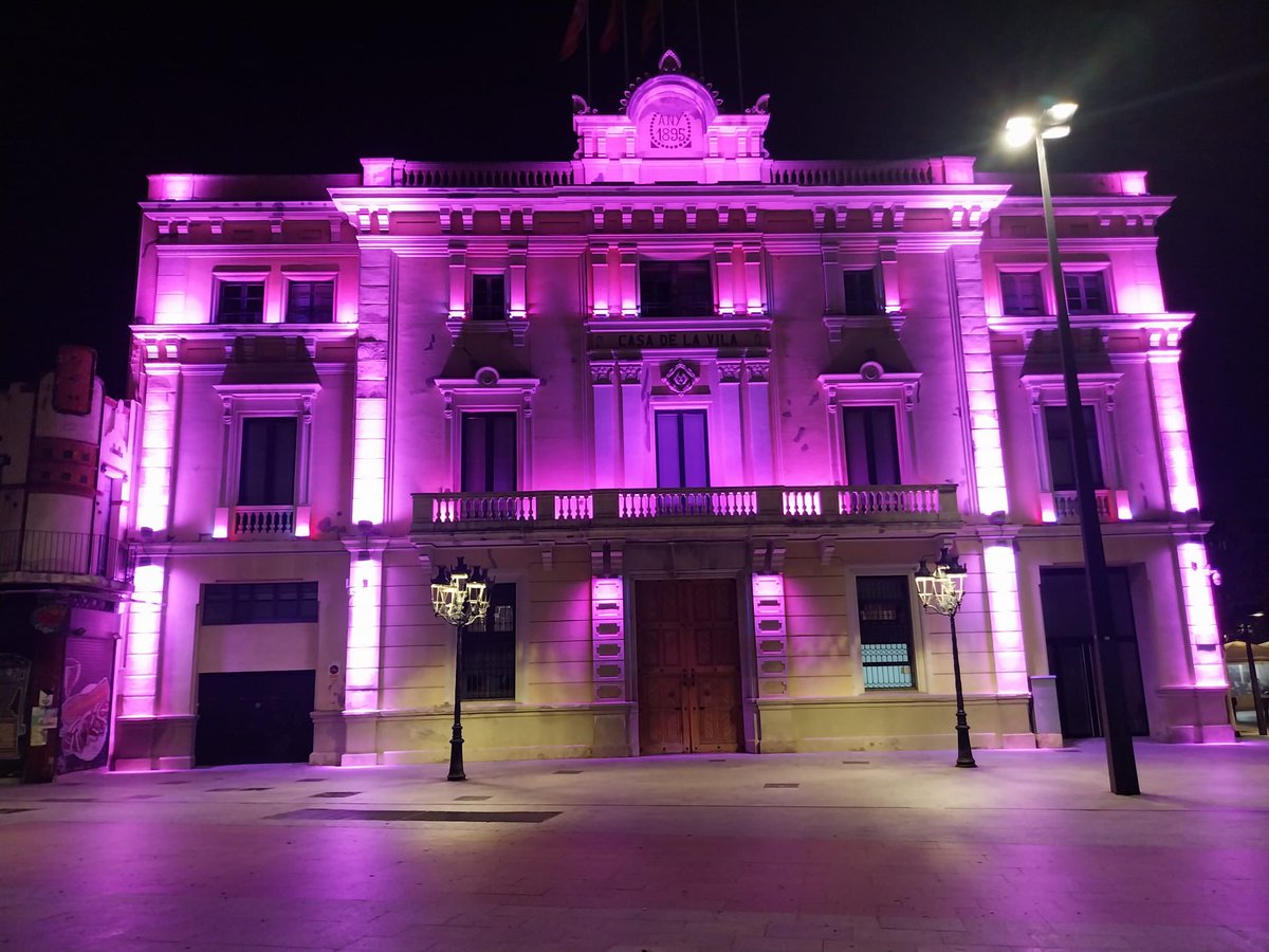 LHAjuntament's tweet photo. 💜Avui, Dia Mundial de la #Prematuritat, il·luminem la façana de l’Ajuntament de color lila per sensibilitzar sobre aquesta realitat, millorar l’atenció i donar suport a les famílies.
#LHSalut #LHospitalet https://t.co/ozDngCbLx1