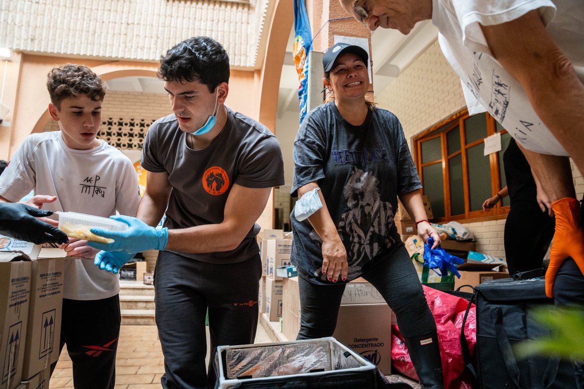 In the aftermath of the severe flooding, distribution of hot meals has been challenging due to streets blocked with flooded cars and covered in slippery mud. That doesn't mean we compromise on delivering nourishing food—to ensure the meals we serve remain hot, WCK volunteers are