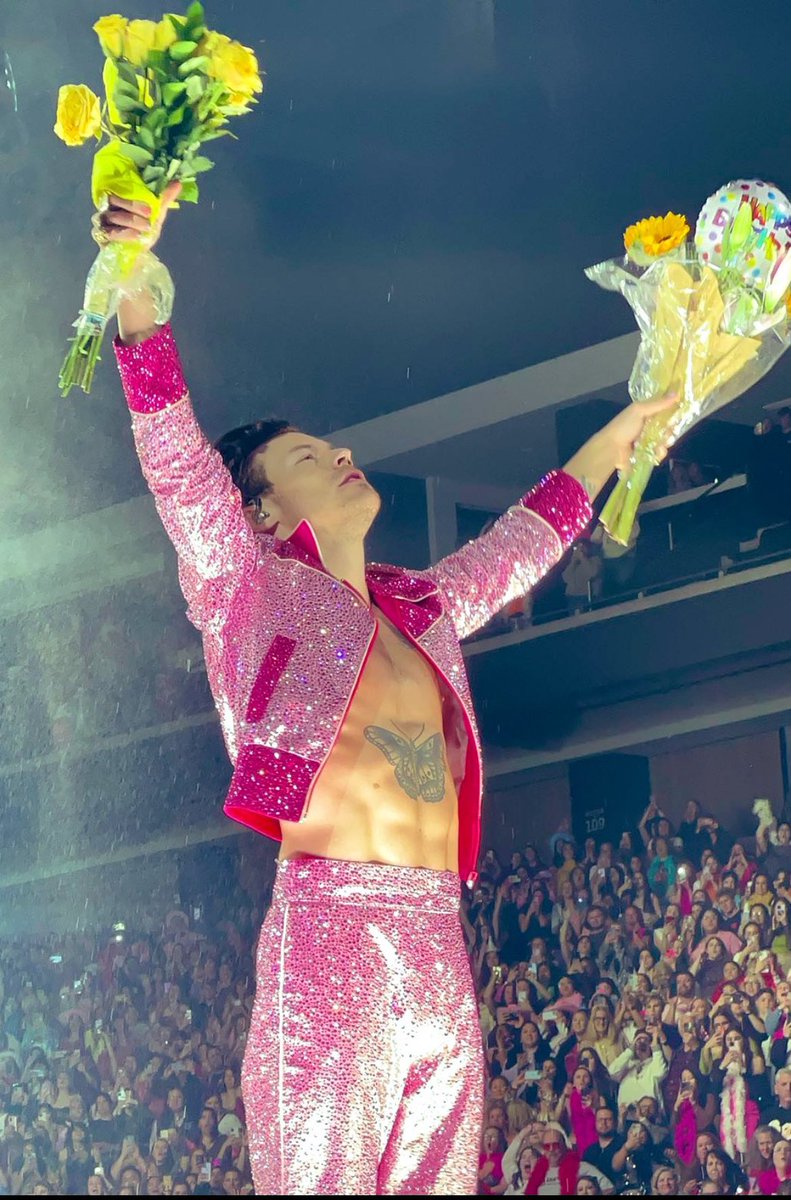 swiftstyle135's tweet image. Somebody come get your man
I think he got lost in my DM’s ….

WHO IS AFRAID OF HARRY STYLES?