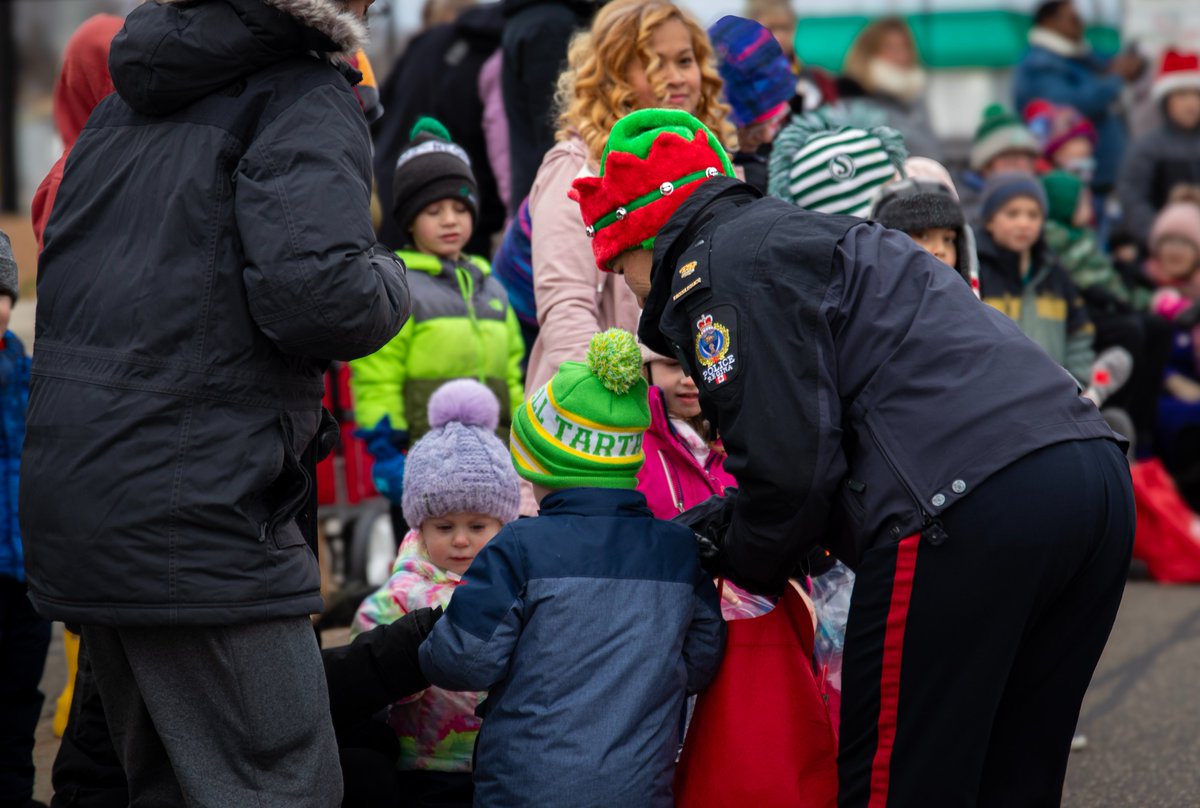 reginapolice's tweet photo. Another year of beautiful weather and smiling faces - RPS had so much fun at today's Santa Claus Parade!
Thank you to the organizers and to everyone who made it out to kick off the holiday fun.
We wish you all a safe and happy holiday season! https://t.co/sZ7CtIzh1T