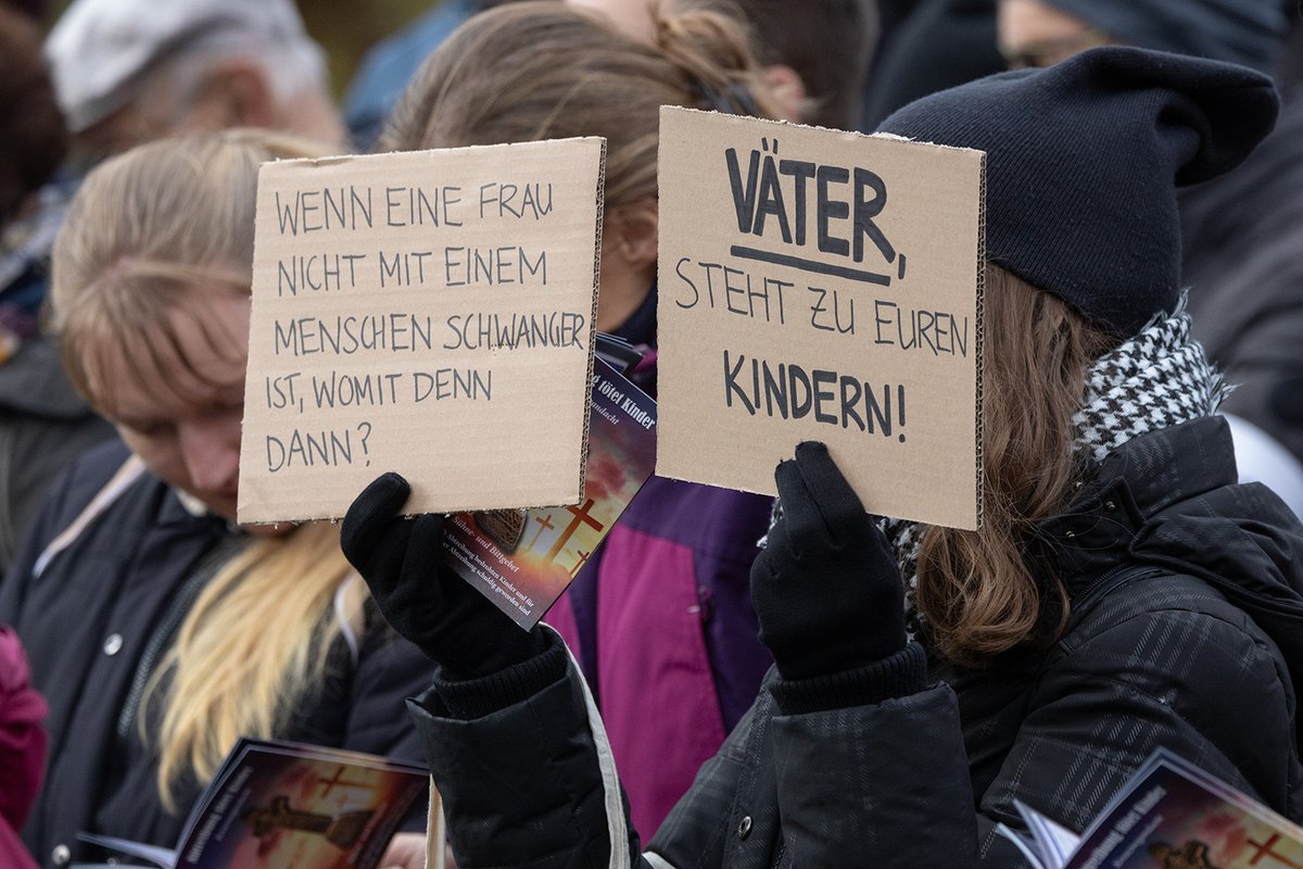 #Bilddokumentation des #MarschFürDasLeben vom 16. November 2024 in #Saarbrücken. #sb1611

Etwa 200 Abtreibungsgegner zogen mit dem #Piusmarsch am Samstag durch die Landeshauptstadt #Saar um gegen das Selbstbestimmungsrecht von Frauen zu demonstrieren. 1/3

flickr.com/photos/kaischw…
