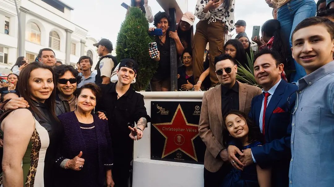 Día 2: Chris con su familia 

7 DAYS WITH CHRIS 
#CHRISDAY 
<a href="/christophervele/">Christopher Velez 🔺</a>
<a href="/ChrisvelezG/">ChrisvelezGaming 🔺</a>
<a href="/velezteamchris_/">Nare 🇦🇷🔺</a>