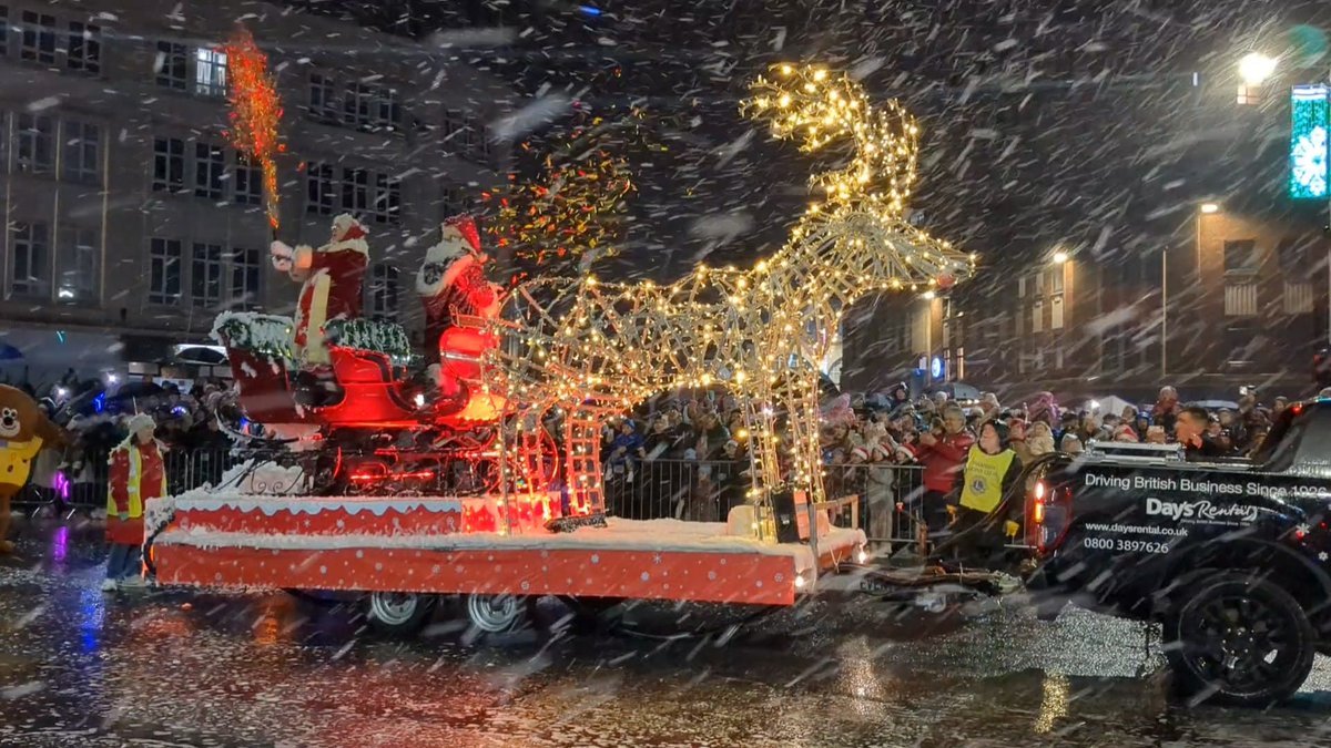 EnjoySwansea's tweet photo. 🎄Father Christmas has made it to the Kingsway! 3,2,1 and the tree and lights are all lit, the Christmas season in Swansea is officially here! https://t.co/FJWIUDuuVJ
