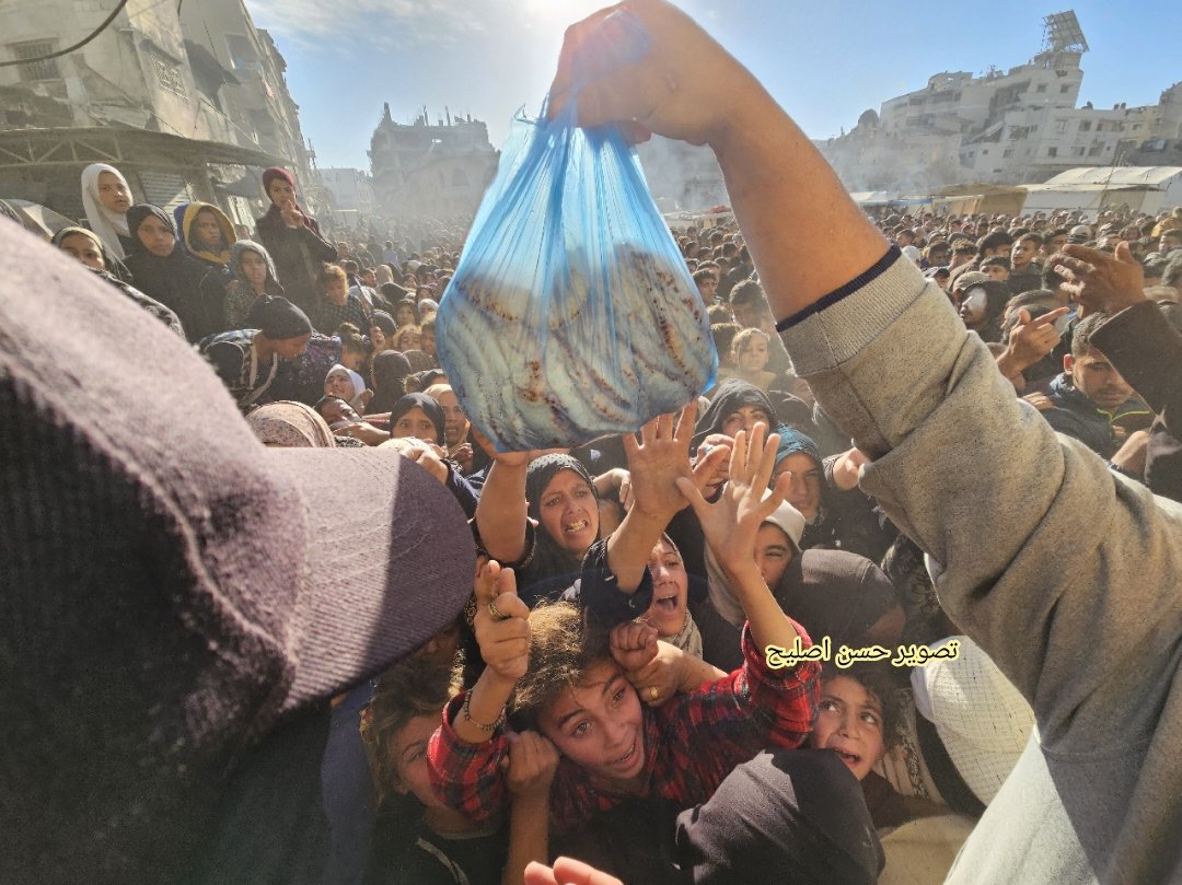 صور صادمة لانتظار الآلاف للحصول على القليل من الخبز!

لم تشهد البشرية شيئاً كهذا وكأنها نهاية العالم!