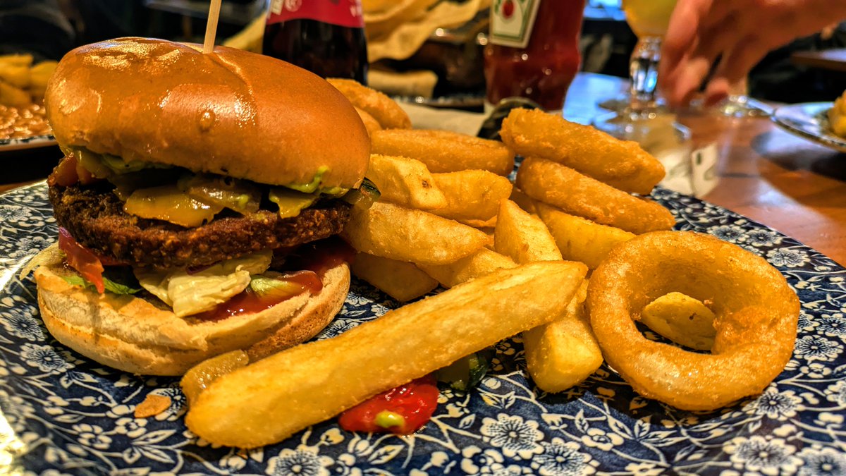 VeganOlive1's tweet image. First tea at #Wetherspoons and I can&apos;t fault it.. the @BeyondMeat 🍔for me &amp;amp; @RichmondFoods #Vegan sausage, chips &amp;amp; beans for @popeyeuk Absolute bargain as well as delicious 😋🌻🌱