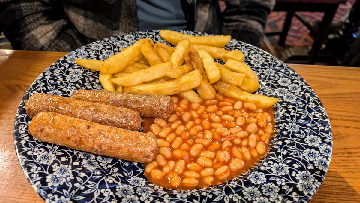 VeganOlive1's tweet image. First tea at #Wetherspoons and I can&apos;t fault it.. the @BeyondMeat 🍔for me &amp;amp; @RichmondFoods #Vegan sausage, chips &amp;amp; beans for @popeyeuk Absolute bargain as well as delicious 😋🌻🌱
