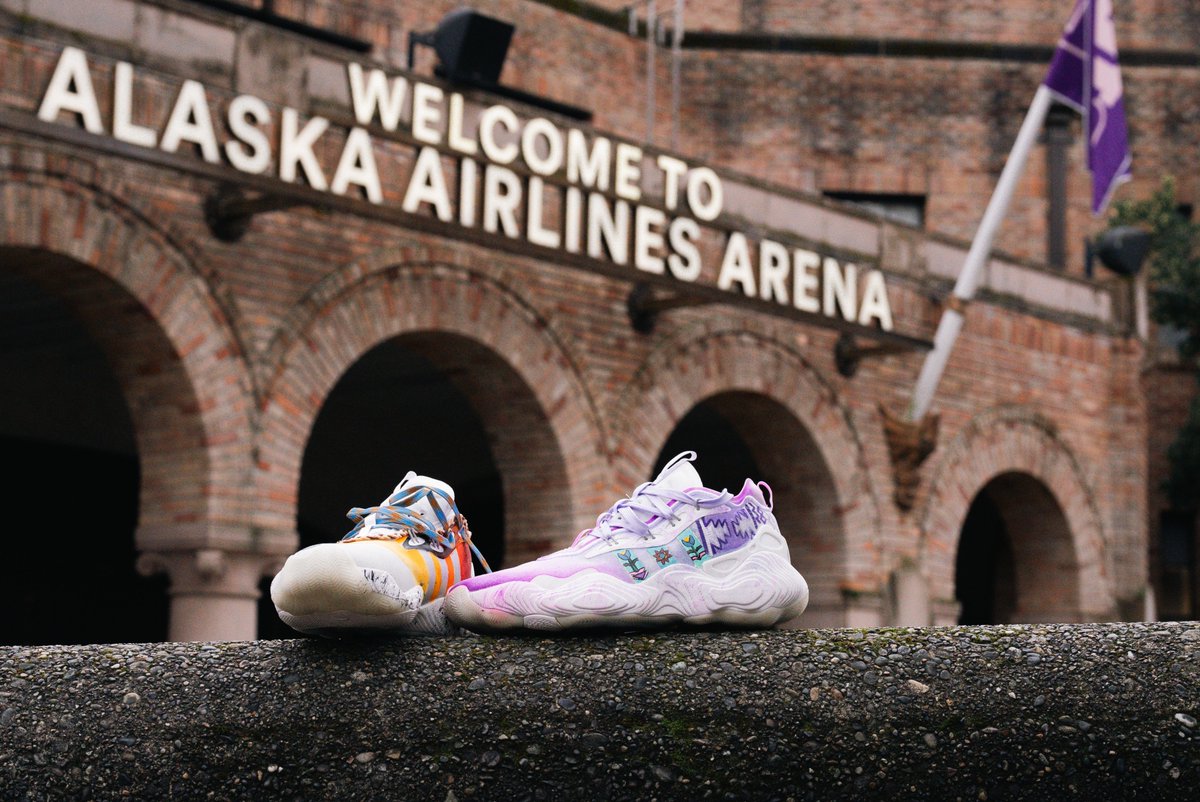 Washington Volleyball (@uwvolleyball) on Twitter photo A member of the Wei Wai Kum First Nation in Campbell River, Canada, Emoni Bush will be wearing these custom-designed adidas shoes for today's Native American Heritage Match
📽️ Emoni's story: gohski.es/3AB0urV
#PointHuskies // <a href="/bigten/">Big Ten Conference</a> // #NativeAmericanHeritageMonth A member of the Wei Wai Kum First Nation in Campbell River, Canada, Emoni Bush will be wearing these custom-designed adidas shoes for today's Native American Heritage Match
📽️ Emoni's story: gohski.es/3AB0urV
#PointHuskies // <a href="/bigten/">Big Ten Conference</a> // #NativeAmericanHeritageMonth