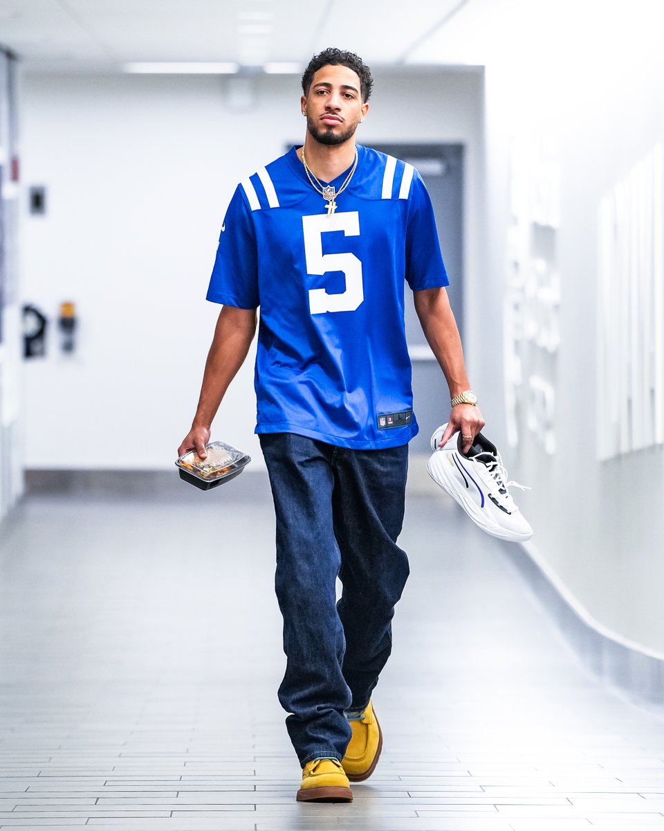 Tyrese Haliburton pulled up in Anthony Richardson’s <a href="/Colts/">Indianapolis Colts</a> jersey 🔥