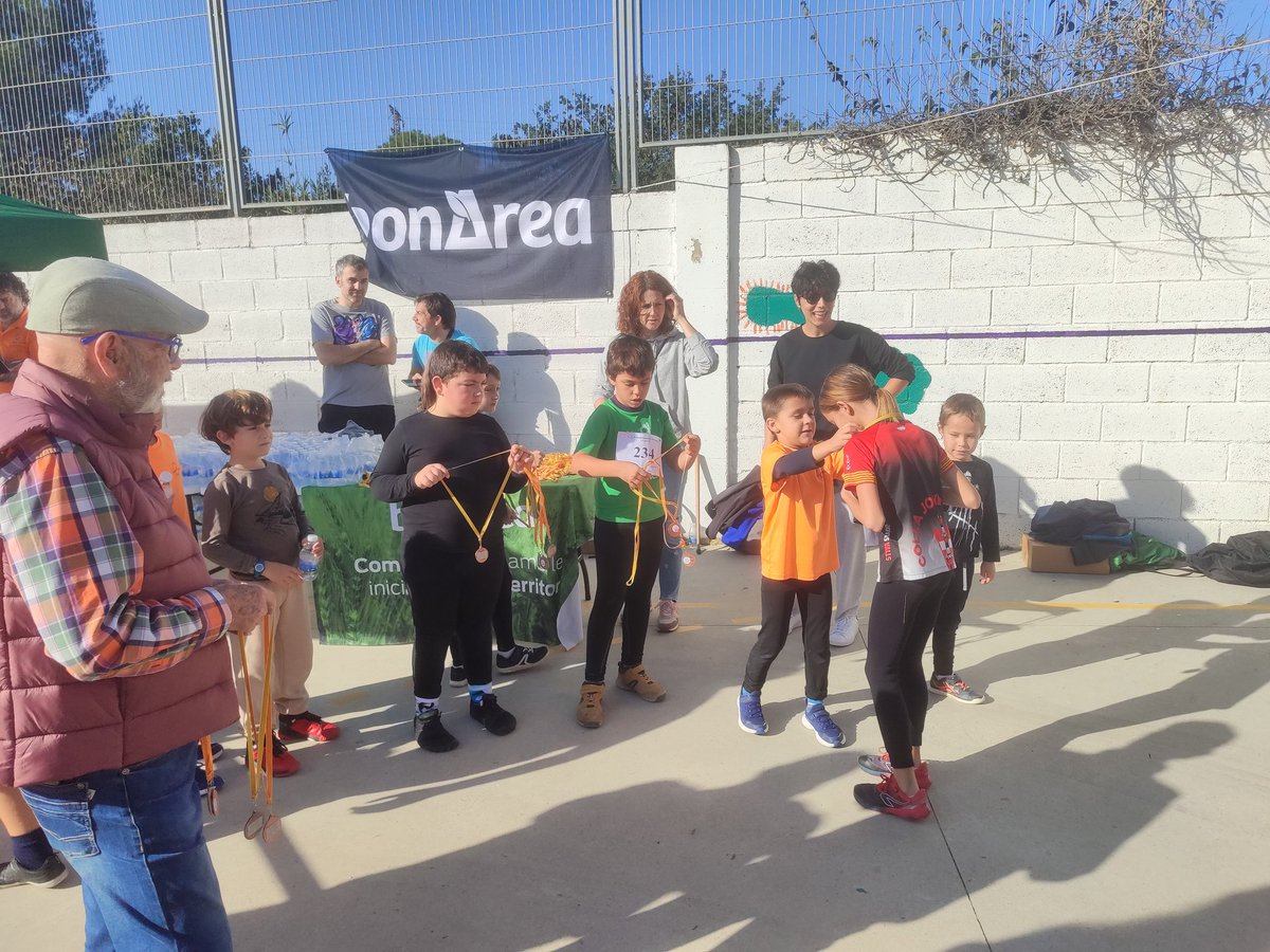 EscolaLaCandela's tweet photo. Avui hem celebrat la 8a edició del Croslidari organitzat per les Escoles Públiques de Valls. Ha estat tot un èxit amb la participació de 300 infants i una recaptació de 750 Kg de productes donats a @creurojavalls. Gràcies! @elsBaltis , @Esc_EugeniDOrs @EladiHoms @EEnxaneta https://t.co/PSnYRaUrvu