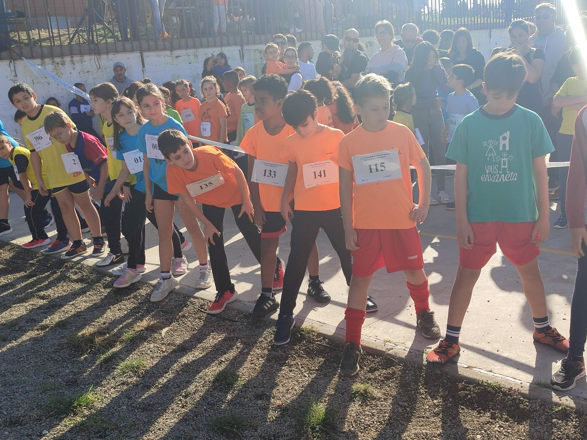 EscolaLaCandela's tweet photo. Avui hem celebrat la 8a edició del Croslidari organitzat per les Escoles Públiques de Valls. Ha estat tot un èxit amb la participació de 300 infants i una recaptació de 750 Kg de productes donats a @creurojavalls. Gràcies! @elsBaltis , @Esc_EugeniDOrs @EladiHoms @EEnxaneta https://t.co/PSnYRaUrvu