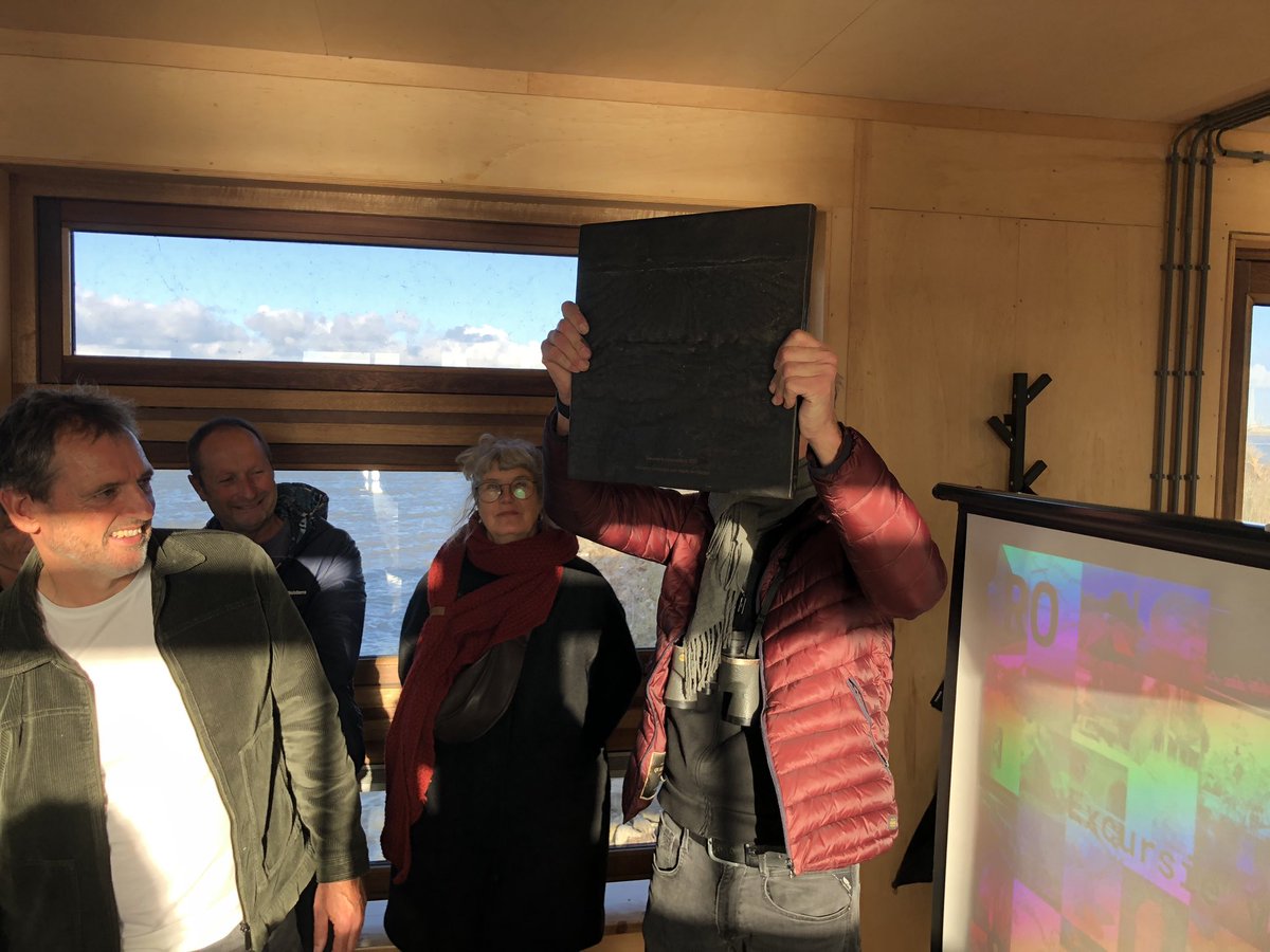 Vandaag in het nieuwe Saeftinghe veldstation gemaakt van herbruikt materialen en natuur inclusief.
Richard neemt de architectuurprijs in ontvangst voor aan de muur.