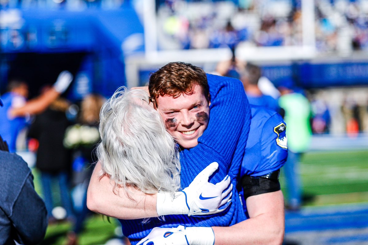 AF_Football's tweet image. The send off for the class of 2️⃣0️⃣2️⃣5️⃣ 

Thank you seniors ⚡️