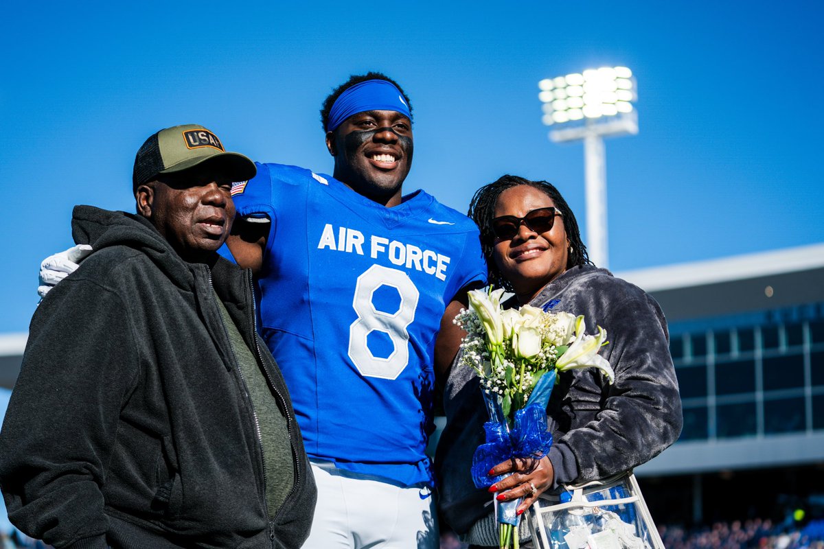AF_Football's tweet image. The send off for the class of 2️⃣0️⃣2️⃣5️⃣ 

Thank you seniors ⚡️