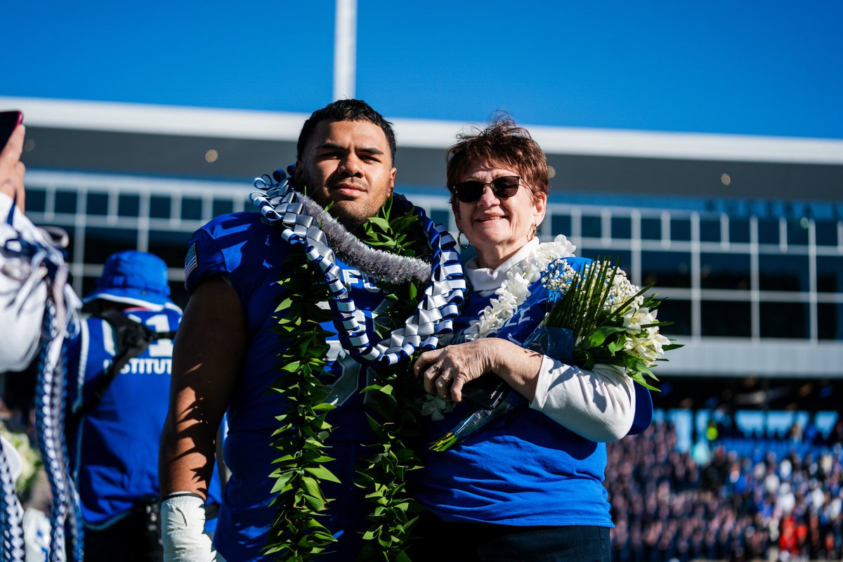 AF_Football's tweet image. The send off for the class of 2️⃣0️⃣2️⃣5️⃣ 

Thank you seniors ⚡️