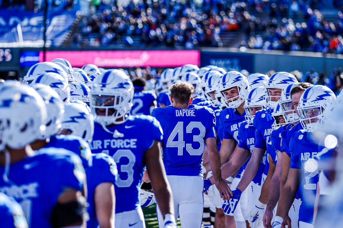 AF_Football's tweet image. The send off for the class of 2️⃣0️⃣2️⃣5️⃣ 

Thank you seniors ⚡️