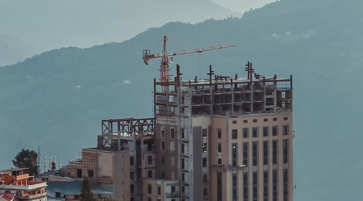 Mona Chettri and Mikel Venhovens argue that the cyclical relationality between infrastructure and anxiety opens up new ways to think about lived experiences.
roadsides.net/chettri-venhov…
