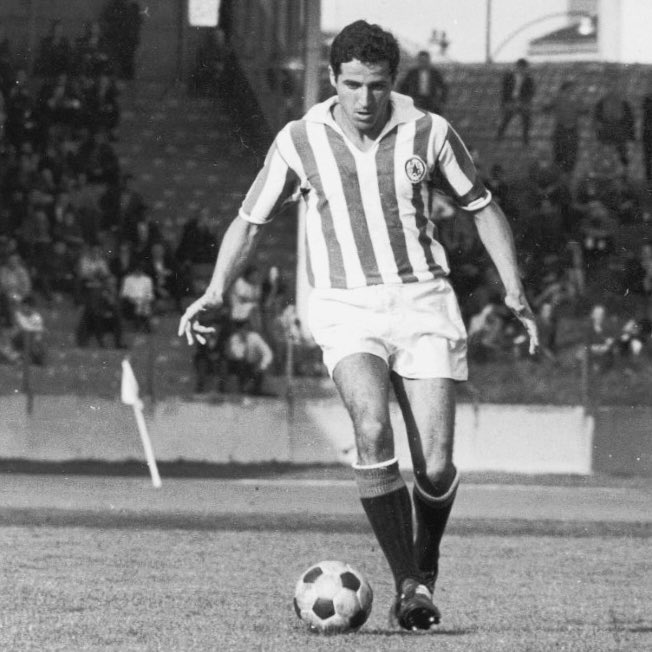 RedStarFC's tweet photo. Il y a deux ans, le @RedStarFC apprenait le décès de Julien Manzano. Il fait ses débuts avec l'Étoile Rouge en "Pupilles". Enfant du club, il devient capitaine de l’équipe professionnelle et participe activement au retour du club en première division en 1965. #RedStarLegacy ✪ https://t.co/R6GxtIy8Fz