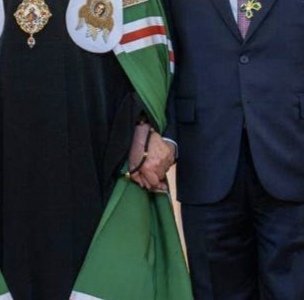 A tady, včetně detailu, patriarcha Kirill a poslanec za Komunistickou stranu RF S. Gavrilov, který od Kirilla převzal církevní řád.
Symbolické....