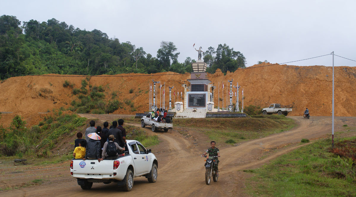 Sindhunata Hargyono illustrates how long-term, albeit passive, infrastructural violence is heightened by the arrival of a base transceiver station in Kayan Hulu, Indonesia.
roadsides.net/hargyono-012/