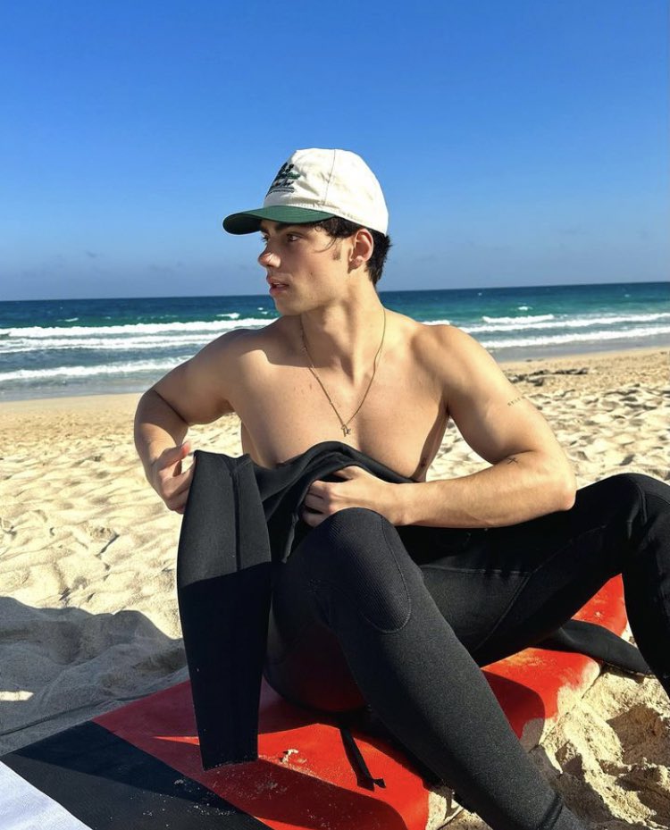 BRIDGEOFREY's tweet photo. praia 🏝️ ☀️ 🌊 https://t.co/cIk2aWQE0k