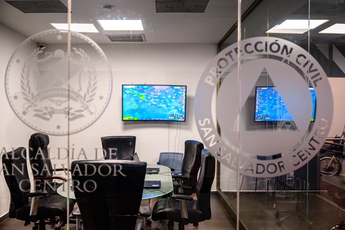 marioduran's tweet photo. Ante la alerta estratificada emitida por el Gobierno, nuestro centro de monitoreo de amenazas de la @alcaldia_ss está activo para responder oportunamente ante cualquier emergencia. Estamos presentes en los cinco Distritos de #SanSalvadorCentro y seguiremos así mientras las condiciones lo requieran.

Activos 24/7.