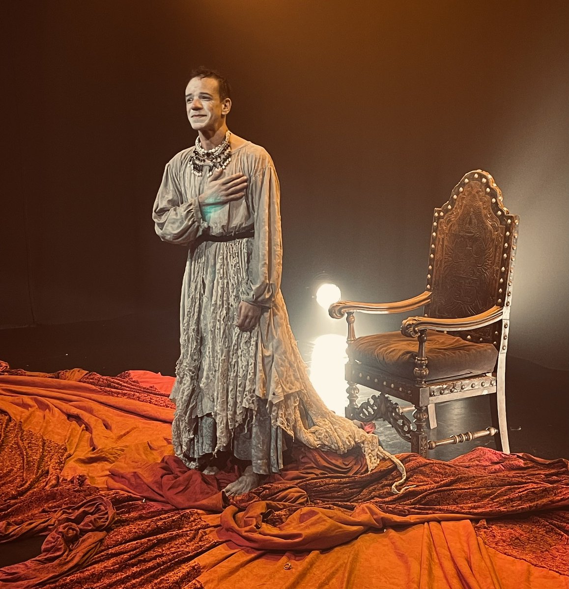 🎭#JuanaLaLoca, es un monólogo descarnado de una hora con siete personajes. Nicolás consigue enmudecer al espectador con su ejemplar interpretación. La precisa dirección, el intrincado texto y juego de luces, apoyado en el sobrio y efectivo set, coronan una obra extraordinaria.