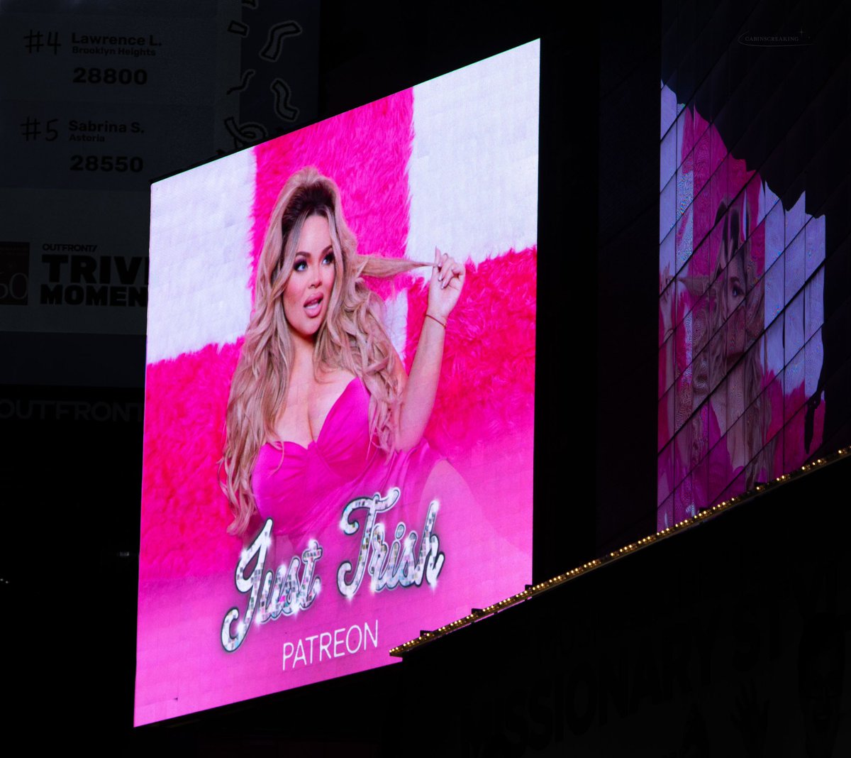 cabinscreaking's tweet image. Spotted in Times Square ⭐️🎀 @trishapaytas