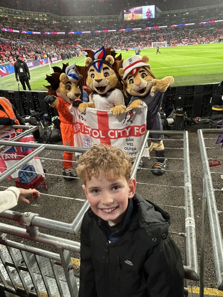 CllrDanielFry's tweet image. The England mascots even appreciate 1 team in Bristol ! @BristolCity #OTIB #BristolCity #COYR