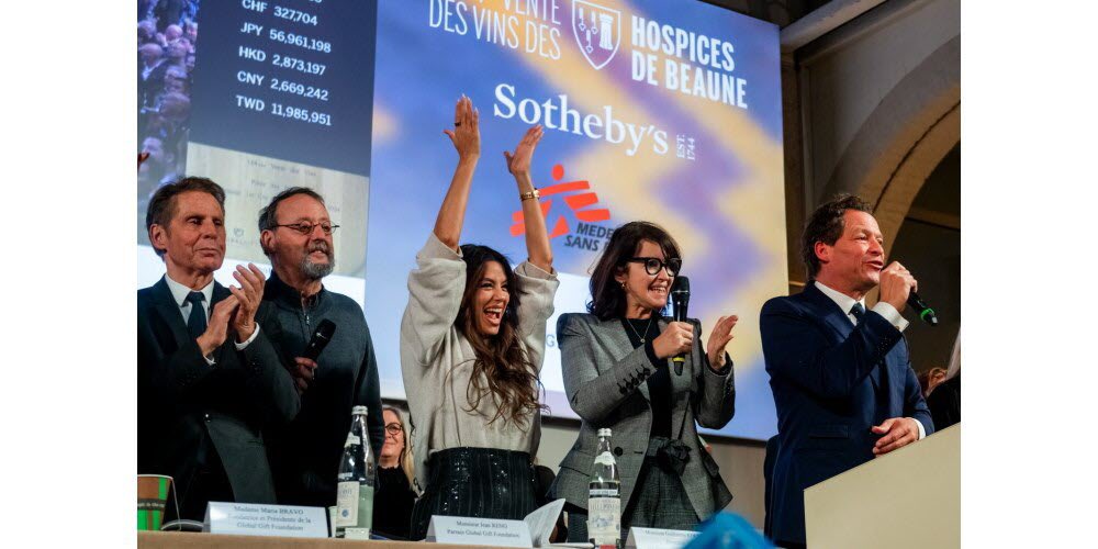 CHVV (@histoire_du_vin) on Twitter photo Coulisse : nos amis du <a href="/Lebienpublic/">Le Bien Public</a> annoncent 13,9M€ pour les Hospices !
13 944 200 € iront dans l’escarcelle de l’hôpital suite à cette vente assez paradoxale qui a ouvert en baisse et terminé sur une très forte hausse. Le prix moyen à la pièce des vins blancs est en hausse Coulisse : nos amis du <a href="/Lebienpublic/">Le Bien Public</a> annoncent 13,9M€ pour les Hospices !
13 944 200 € iront dans l’escarcelle de l’hôpital suite à cette vente assez paradoxale qui a ouvert en baisse et terminé sur une très forte hausse. Le prix moyen à la pièce des vins blancs est en hausse