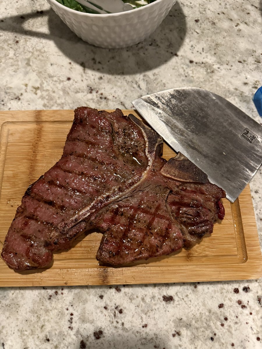 Investivore's tweet photo. Bobby Clark savored a perfectly cooked porterhouse steak last night

Truly unmatched https://t.co/JFuGpgDjXl