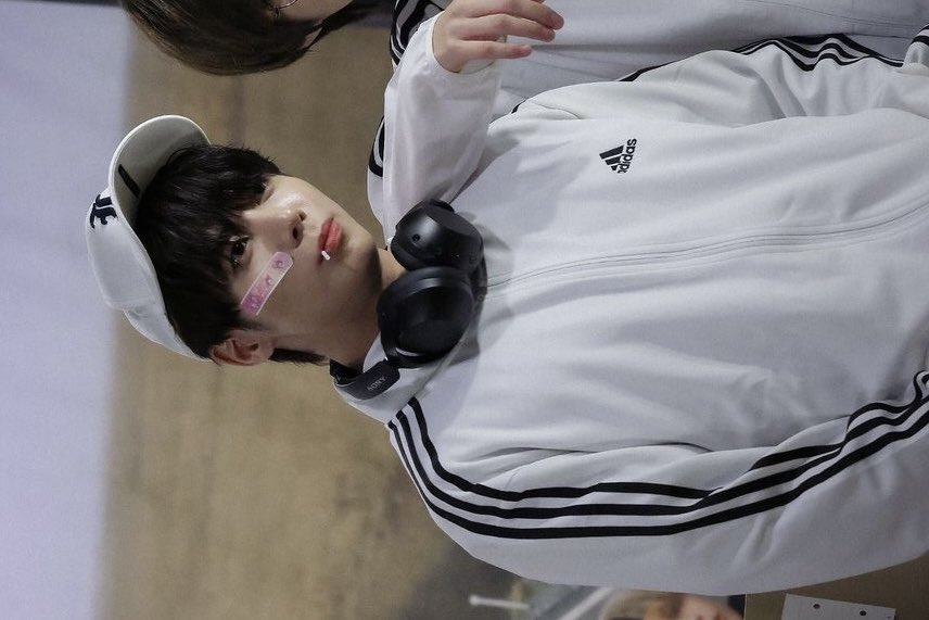205TYU's tweet photo. taehyun with this adidas jacket https://t.co/IWK6s6GoGm
