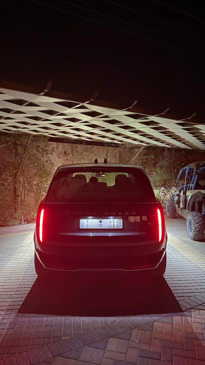 NAlllllf's tweet photo. زى لون الطيف وألوان الفراش
الهنوف اللى شغلنى صدّها
عقبها كل الغصون أمست نشاش
خاليه عقب الوناسه خدّها
والقلوب إن فارقت صارت هشاش
موحشه والذكريات تشدّها
رفرف البرق وزِمَت بيض الدشاش
وامتلا من صافى الما عِدّها
مابنيت بيوت شعرى من قشاش
ليه أخاف إن الرياح تهدّها
يوم شق النور من ليل القماش
شفت حبّة خالها فى خدّها
القصيد لمثلها ولأّ بلاش
لو تبى عمرى حشى ماردّها