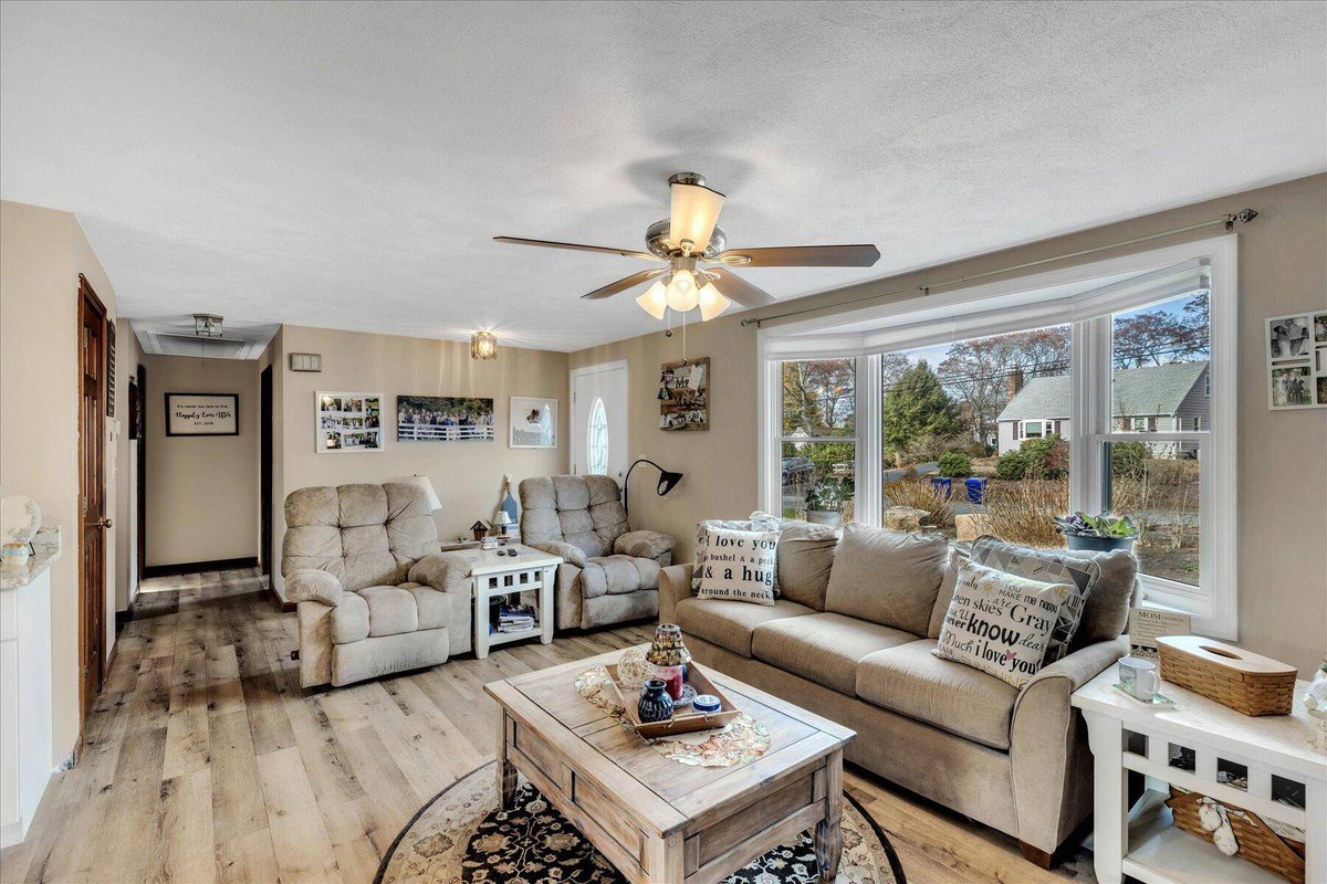 TodayRealEstat3's tweet photo. Listing Address: 42 Howard Avenue, Bourne, MA 02532
Listing Price: $565,000
Listing Agent:  Tanya Chadwick
Schedule a showing and request more information here: https://t.co/NrGuFH9IPI 
#TodayRealEstateCapeCodLiving #TodayRealEstateHomeTeamAdvantage https://t.co/zNvnSWmjfK