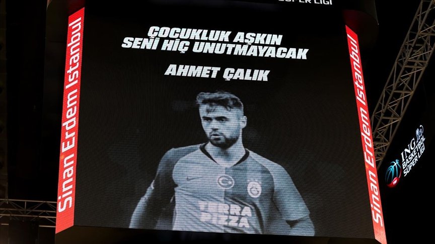 "17 Kasım Dünya Trafik Kazası Kurbanlarını Anma Günü", futbol camiasında trafik kazası sonucu yaşamını yitiren isimleri akıllara getirdi.

İŞTE FUTBOL DÜNYASINI YASA BOĞAN TRAFİK KAZALAR  ( FLOOD )🧵