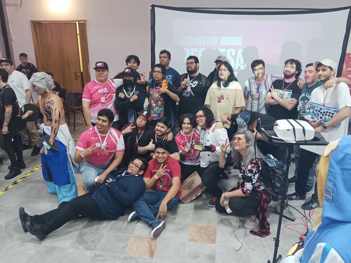 Took a pic with all the Mexican Uni Players to commemorate after the Top 8 ended. The community is there &amp; awesome people. Will help if able for the next year. 🇲🇽.