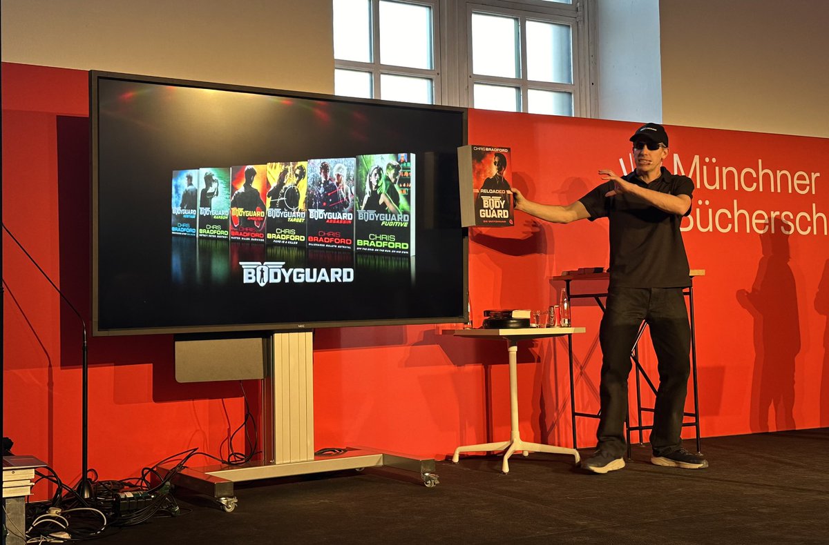 YoungSamurai's tweet photo. Wow! What a Bodyguard show in Munich - made great by all the fans who came along (one even came from Berlin!). Awesome translation performance by @TinaLurz See you all in Germany again very soon 😎 @cbjVerlag https://t.co/hDEFlm35gf