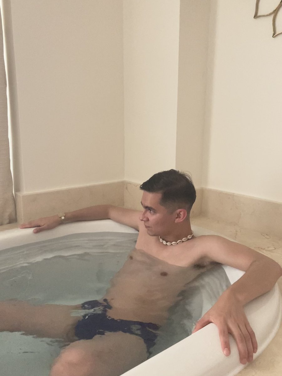 omaralonsoo's tweet photo. 💦🦶🏼 https://t.co/6bIoVD5f0j