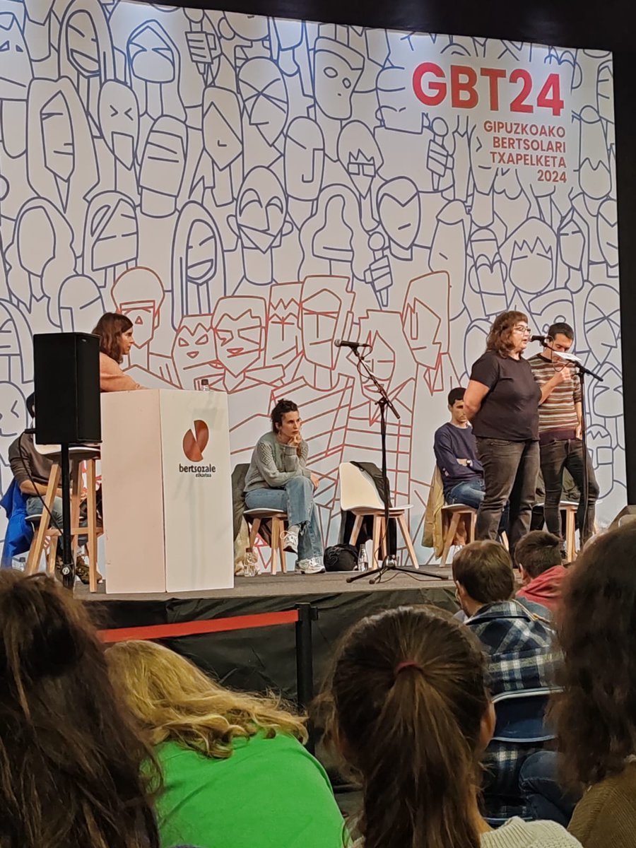 Saio ederra izan da Gipuzkoako #Bertsolari txapelketako Oiartzungo finalaurrekoa eta zinez pozgarria bertsolaritza hain bizi dagoela ikustea!
Zorterik onena bertsolariei!