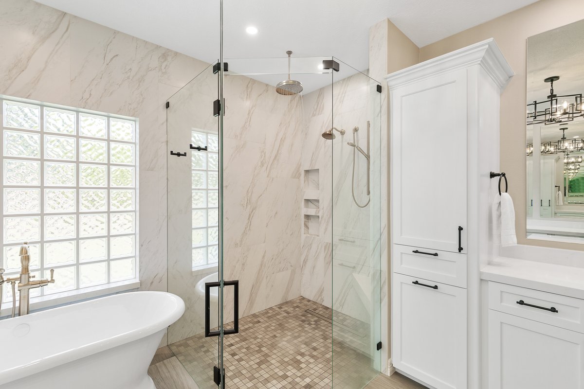 SCMDESIGNGROUP1's tweet image. We designed and built this stunning primary bathroom! With a classic transitional style, it blends timeless elegance with modern functionality, making it the perfect space for both relaxation and daily routines. 📷📷