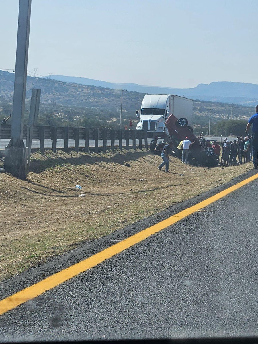 Planoinforma's tweet photo. ❗🚨Se registra fuerte accidente en la Carr. 57, a la altura del entronque de la entrada a Tierra Nueva ❗
#ReportePI #SLP https://t.co/QMZFheneil