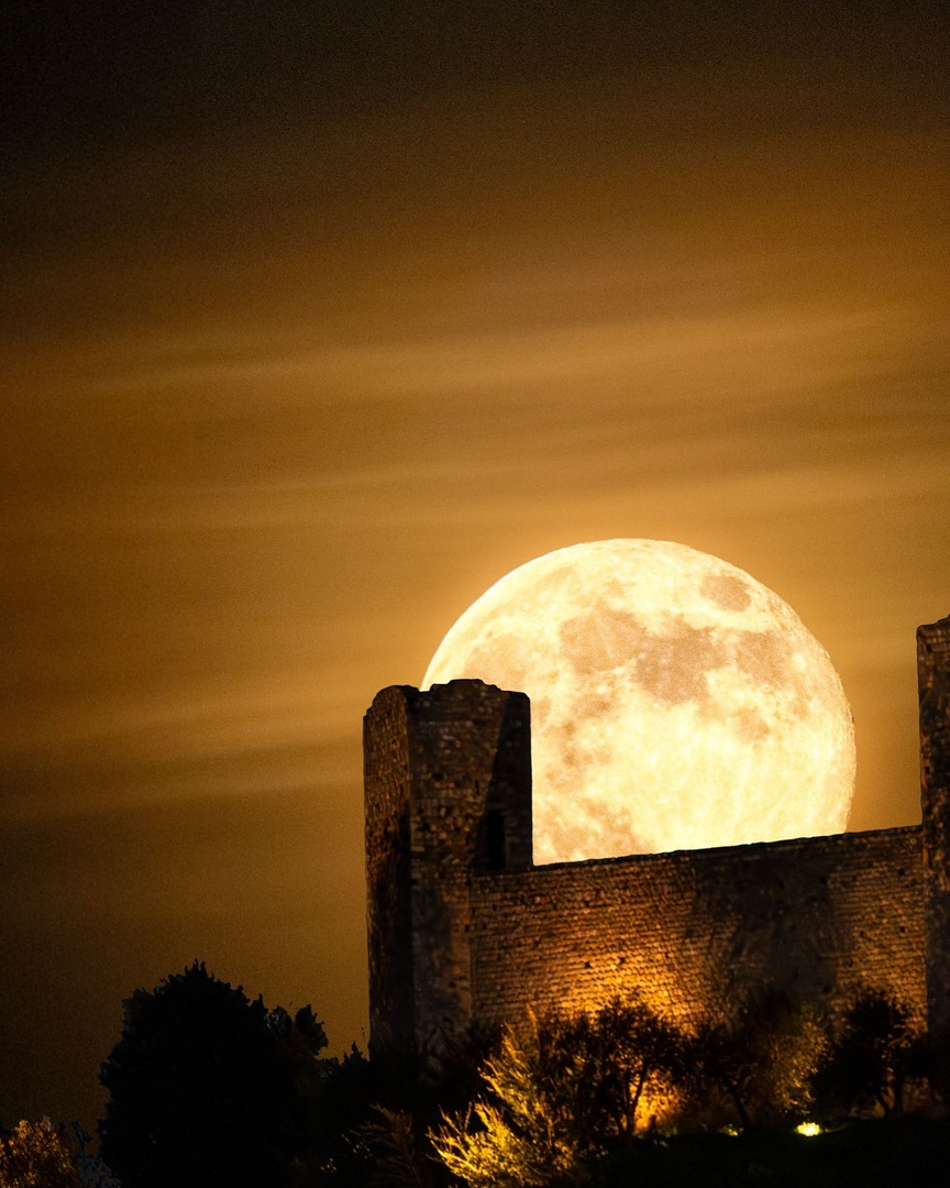 Premetto che una foto così non è possibile (per me, non so se lo sia per altri) da realizzare senza Photoshop, impossibile infatti avere la luna non bruciata e Monteriggioni visibile. Quindi sono scatti sovrapposti e editati per ricostruire quello che ve… instagr.am/p/DCfIQd4RSnD/