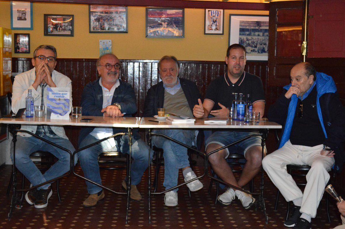 h_rabunal's tweet image. Hoxe, excelente acollida de @MoitoQueContar na @PChaflan con Barritos e Mauri, @mauricf, compañeiro noso na Universidade Laboral, tamén protagonistas do libro. Anuska e Rafa, marabillosos anfitrións.