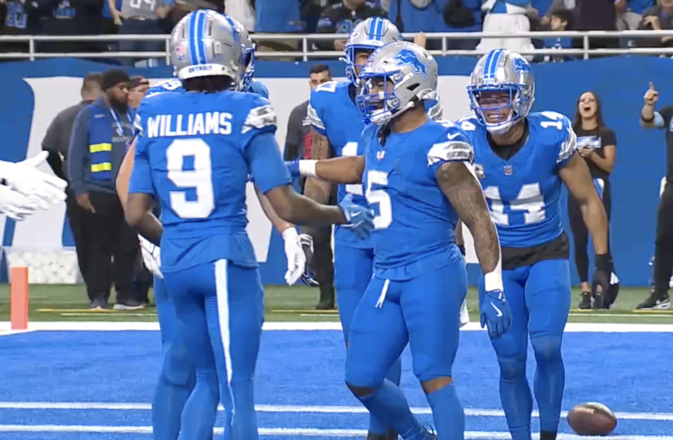 Brad Galli on X: "The Lions beat the Jaguars 52-6. They scored touchdowns  on their first seven drives and amassed a franchise record 644 yards on  offense. Detroit is 9-1 and atop