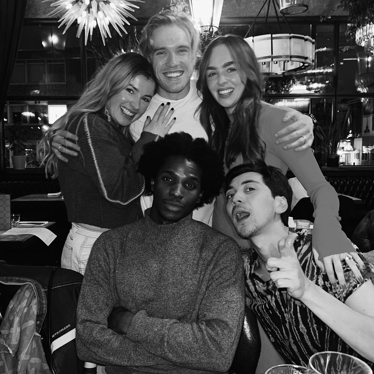 louisacburnham's tweet photo. 💛 sometimes you just gotta get the old gang back together 💙

#WOLFBLOOD https://t.co/2vxEgyOHIP