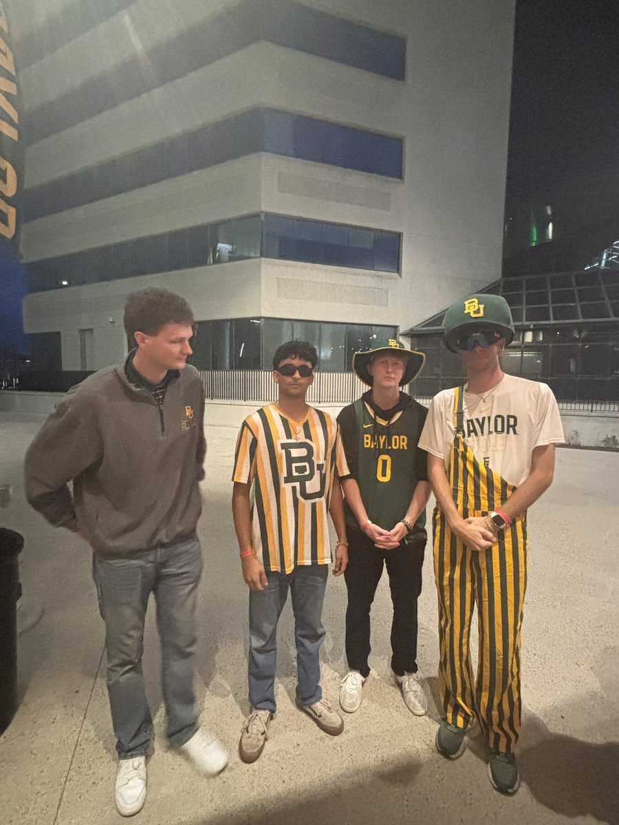 FatLedward's tweet photo. My favorite Baylor Bears are ready for the game #SicEm https://t.co/7vdXikMHdi